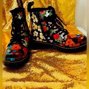 Dr Martens • Pascal floral mash-up boots 1460J lace up zip combat